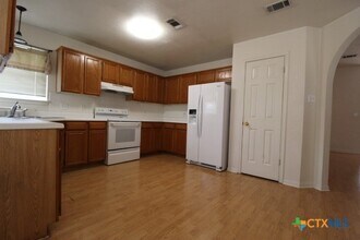 5211 James Loop in Killeen, TX - Foto de edificio - Building Photo