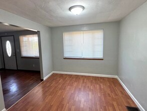 233 Saylong Dr in Pittsburgh, PA - Foto de edificio - Building Photo