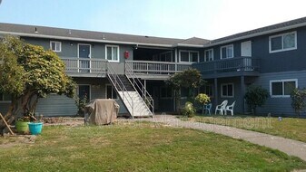 1950-1933 33rd Ave in Longview, WA - Building Photo