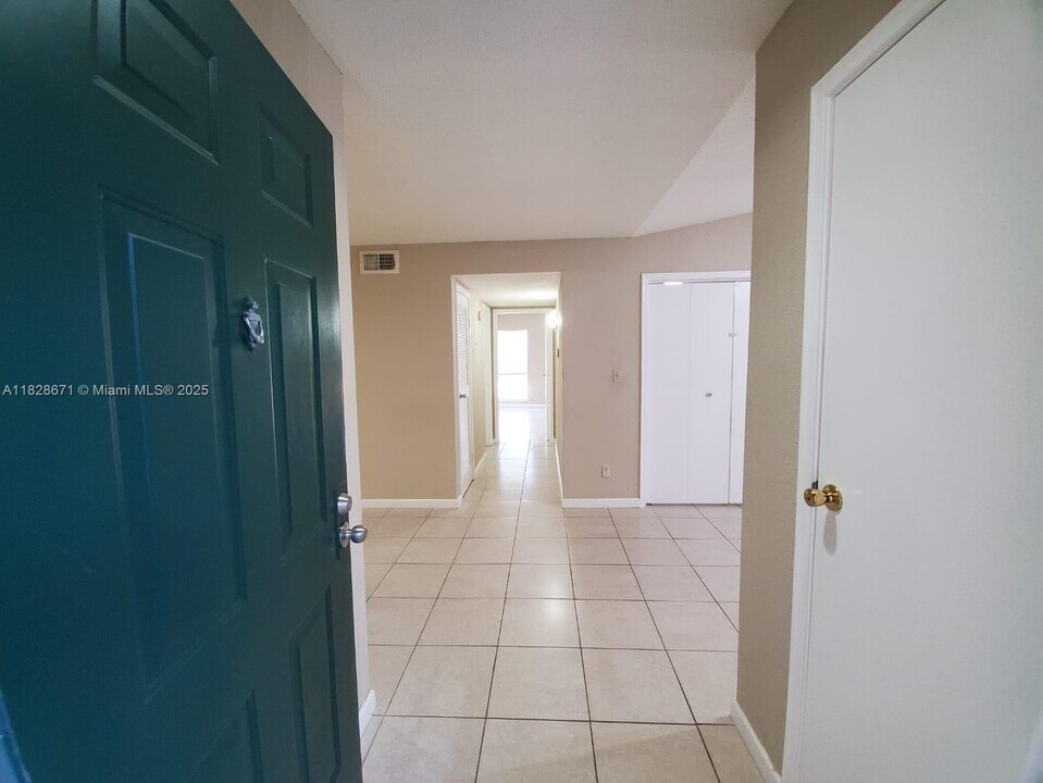 833 Riverside Dr, Unit 837 in Coral Springs, FL - Building Photo