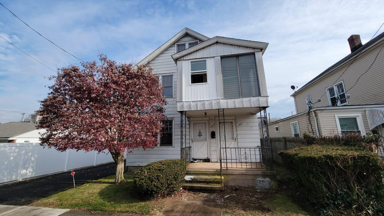 107 Dix St, Unit 2 in Hamden, CT - Foto de edificio