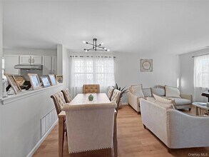 50 Lois Ln in Monroe, NY - Foto de edificio - Building Photo