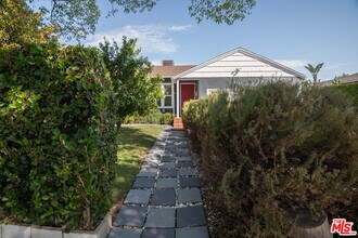 6218 Balcom Ave in Los Angeles, CA - Building Photo - Building Photo