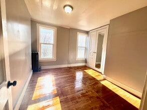 300 Locust Ave, Unit 2 upstairs in Amsterdam, NY - Foto de edificio - Building Photo