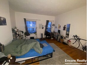 8 Sewall St, Unit 1 in Roxbury Crossing, MA - Foto de edificio - Building Photo