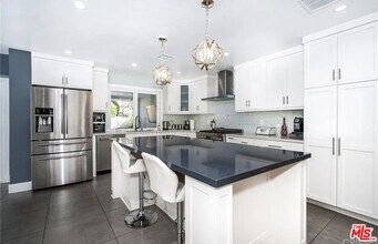 6140 Rhodes Ave in Los Angeles, CA - Building Photo - Building Photo