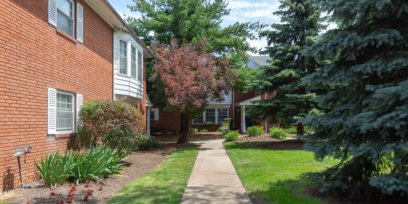 Oxford Court in Rocky River, OH - Building Photo