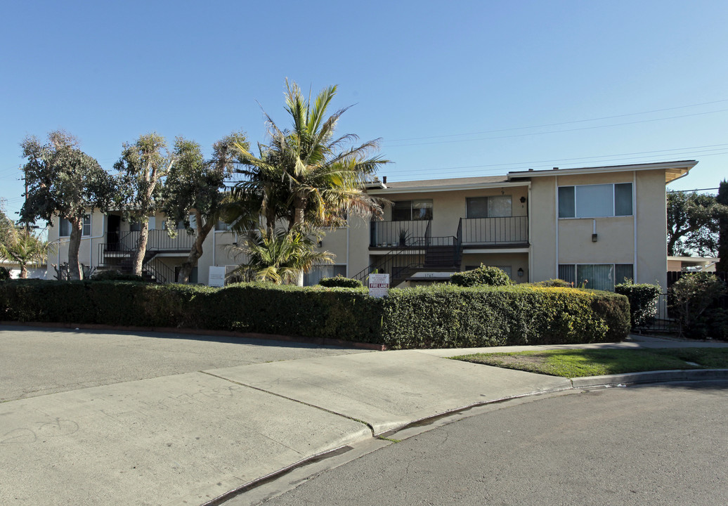 1747 W Sumac Ln in Anaheim, CA - Building Photo