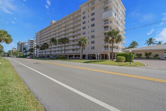 1051 Hillsboro Mile in Hillsboro Beach, FL - Foto de edificio - Building Photo