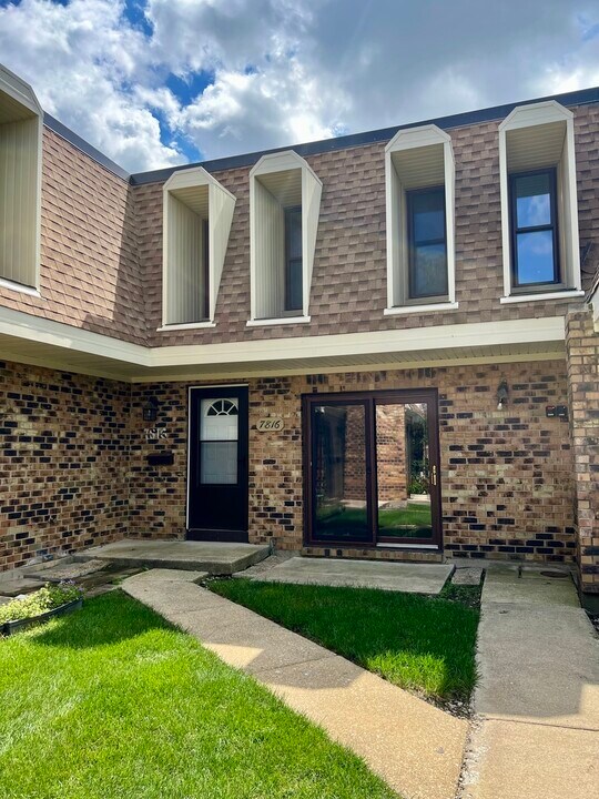 7816 Woodward Ave in Woodridge, IL - Building Photo
