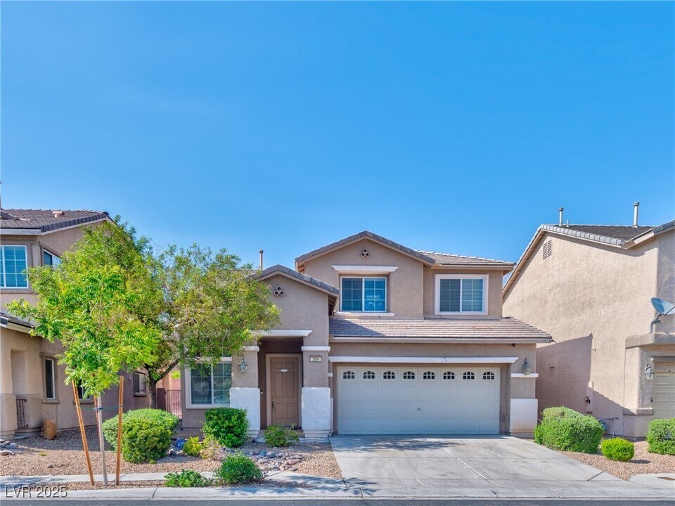304 Iron Summit Ave in North Las Vegas, NV - Building Photo