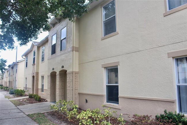 2760 Club Cortile Cir in Kissimmee, FL - Foto de edificio - Building Photo