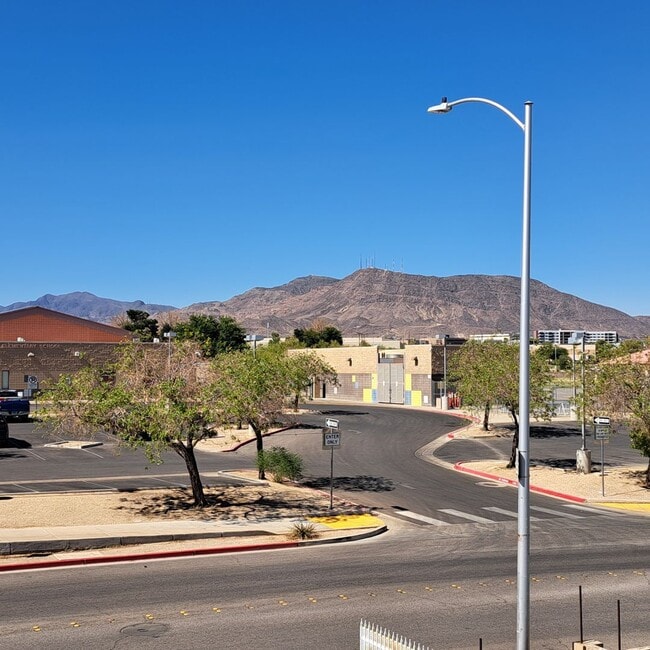 147 Westminster Way in Henderson, NV - Building Photo - Building Photo