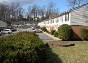 Fountain Court in Charlottesville, VA - Foto de edificio