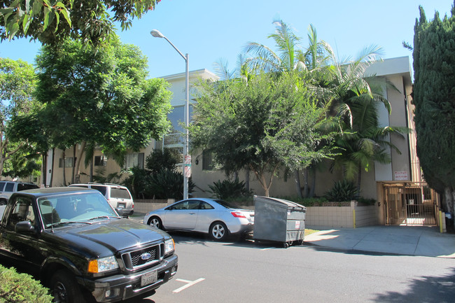 Harper Court Apartments in West Hollywood, CA - Foto de edificio - Building Photo