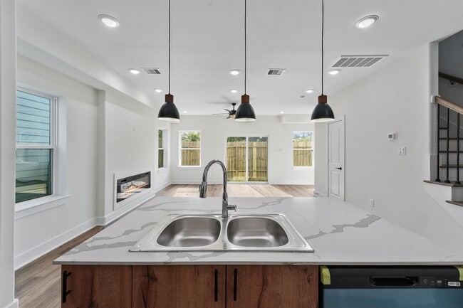 855 S Victory Dr in Houston, TX - Building Photo - Building Photo