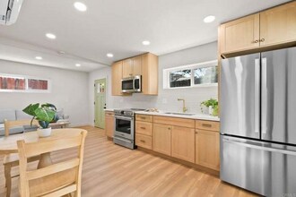 6837 Celia Vista Dr in San Diego, CA - Foto de edificio - Building Photo