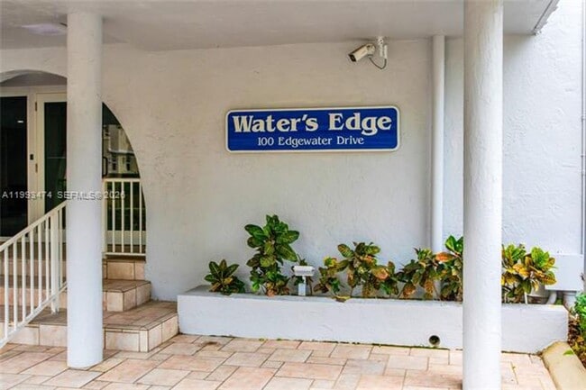 100 Edgewater Dr in Coral Gables, FL - Building Photo - Building Photo