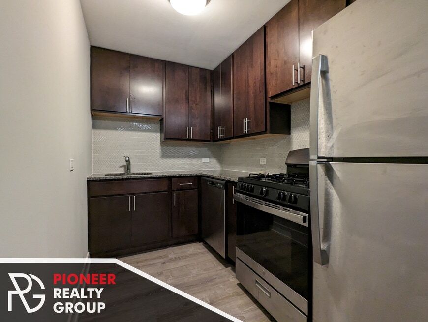 548 W Surf St, Unit 1 in Chicago, IL - Building Photo