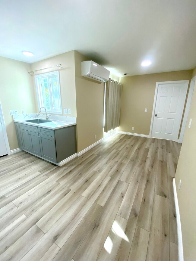 1105 Debra Dr, Unit B in Costa Mesa, CA - Foto de edificio - Building Photo