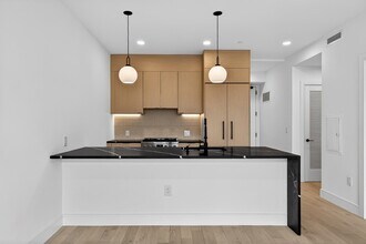 139 Christopher Columbus Dr in Jersey City, NJ - Building Photo - Building Photo