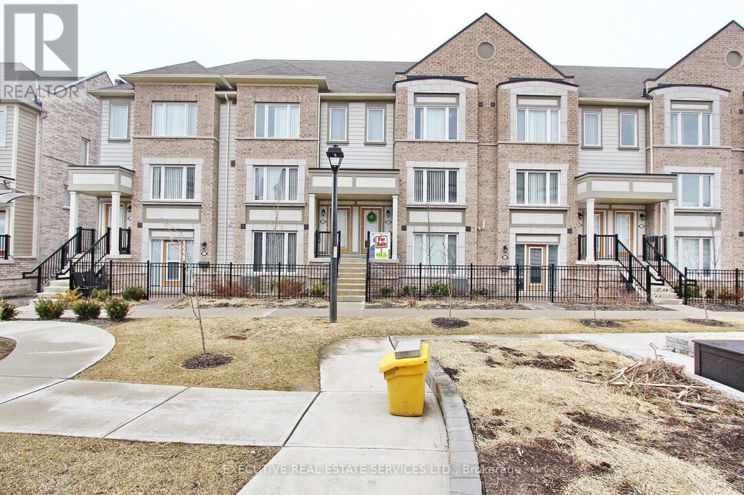 1-121 Beckenrose Ct in Brampton, ON - Building Photo