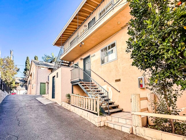 1421 Waterloo St, Unit 1 in Los Angeles, CA - Building Photo - Building Photo