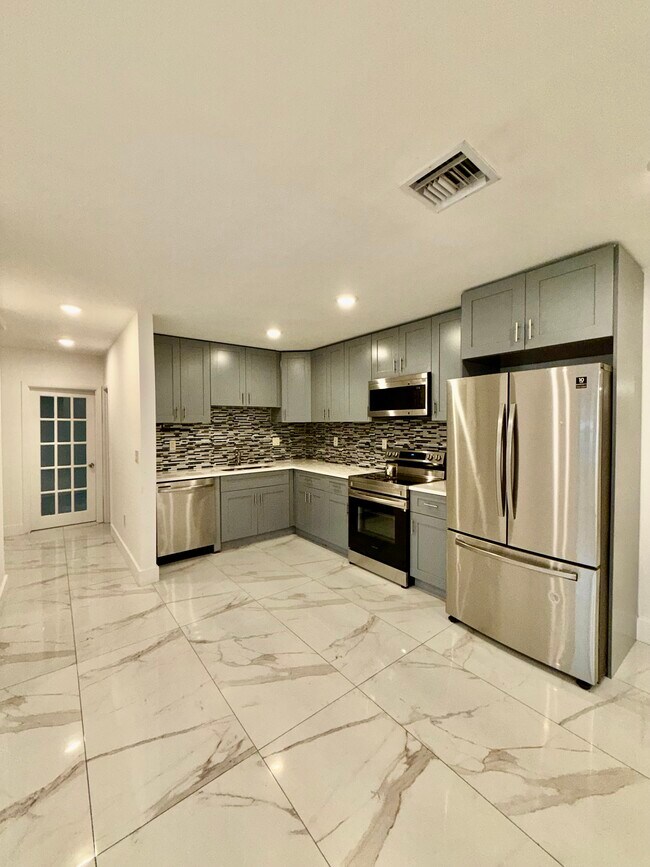 8900 NW 33rd Avenue Rd in Miami, FL - Building Photo - Building Photo