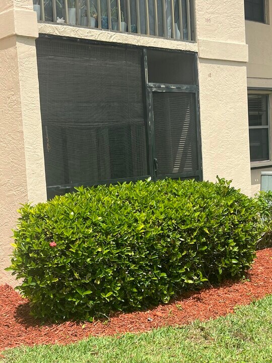 2069 NE Collins Cir in Jensen Beach, FL - Building Photo