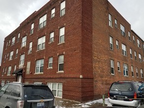 The Rotana Apartments in Hamtramck, MI - Foto de edificio - Building Photo