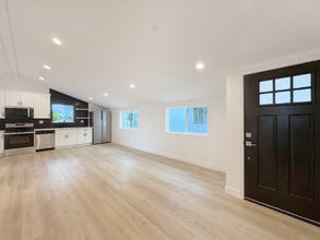 4461 Farquhar Ave in Los Alamitos, CA - Foto de edificio - Building Photo