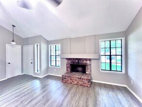 1927 Brushy Creek Dr in Sugar Land, TX - Building Photo - Building Photo
