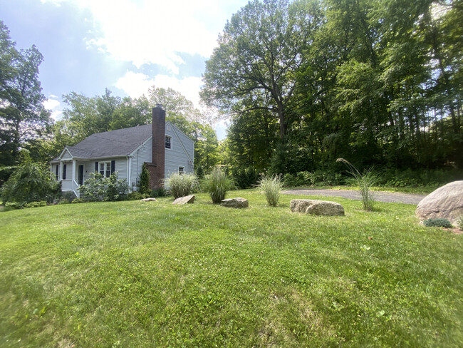 81 Old Mountain Rd in Southington, CT - Building Photo - Building Photo