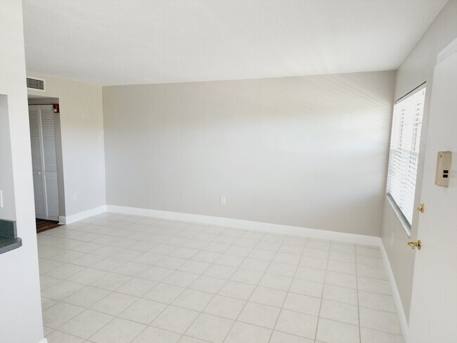 1001 77th Ave N, Unit 205 in St. Petersburg, FL - Building Photo - Building Photo