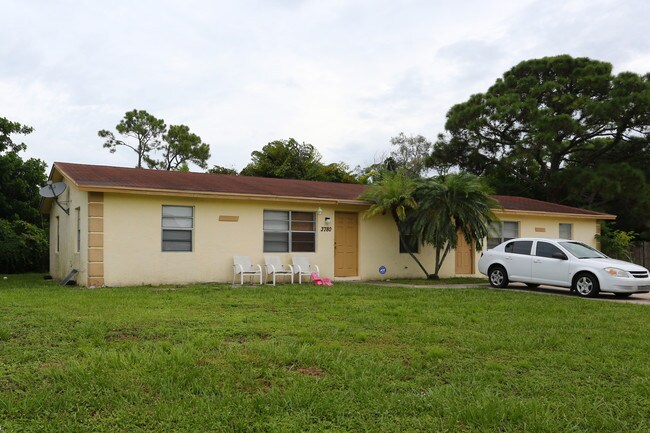 3770-3802 Gladys Ct in Lake Worth, FL - Building Photo - Building Photo