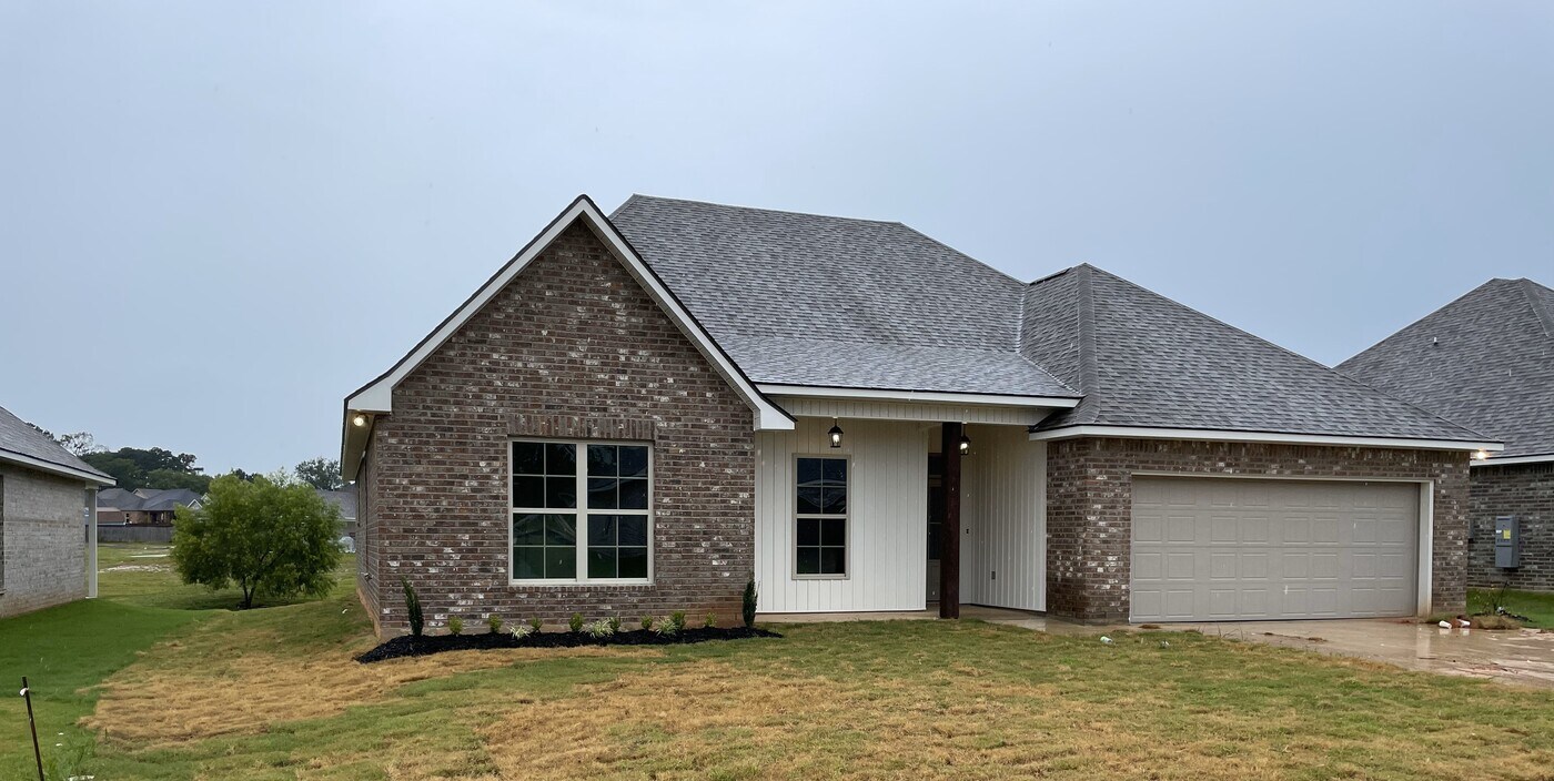 118 Pne Lk Rd in Calhoun, LA - Building Photo