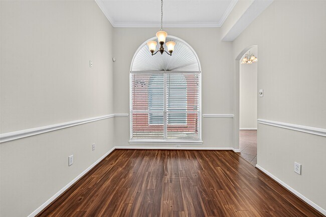 property at 15618 Edgemere Ct