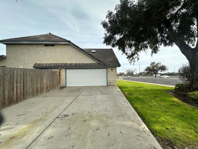 1388 Greenfield Ave in Hanford, CA - Foto de edificio - Building Photo