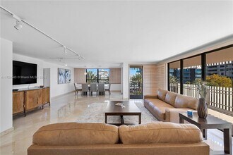 2 Grove Isle Dr in Miami, FL - Building Photo - Building Photo