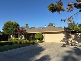 209 El Rio Dr in Bakersfield, CA - Building Photo