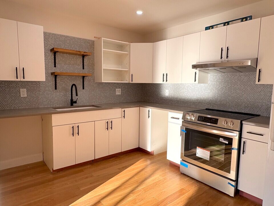 24 Corey St, Unit 305 in Everett, MA - Building Photo