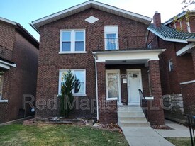 5704 St Louis Ave in St. Louis, MO - Building Photo