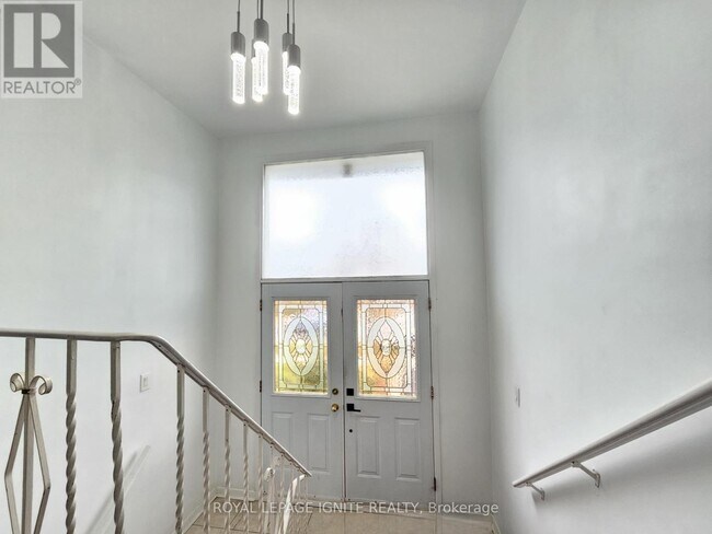 208 Plunkett Rd in Toronto, ON - Building Photo - Building Photo