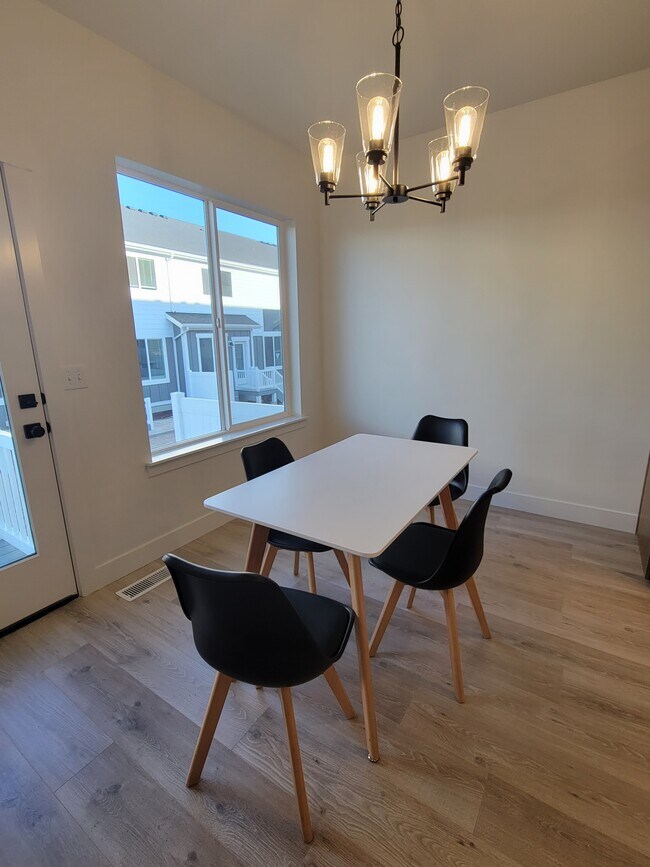 1752 N Festive Way in Eagle Mountain, UT - Foto de edificio - Building Photo