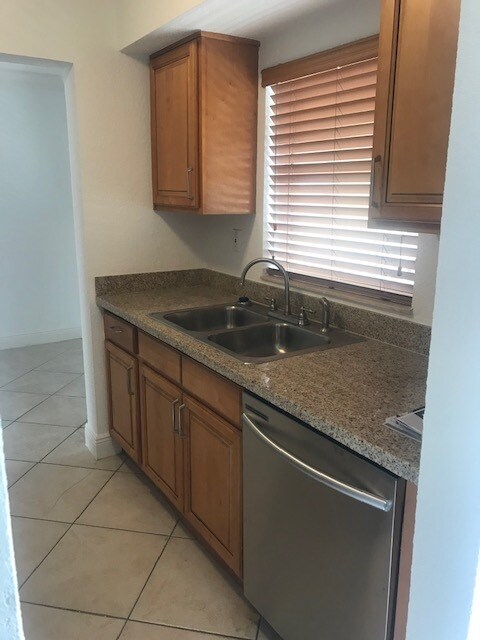 8475 SW 94th St, Unit 218E in Miami, FL - Building Photo - Building Photo