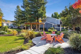 Vineyard Gardens in Santa Rosa, CA - Foto de edificio - Building Photo