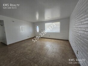 6711 E Hawk Dr in Tucson, AZ - Building Photo - Building Photo