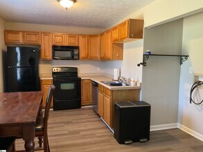 220 Larchwood Dr in Simpsonville, SC - Building Photo - Building Photo