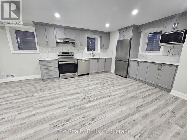 1869 Narcissus Gdns in Pickering, ON - Building Photo - Building Photo