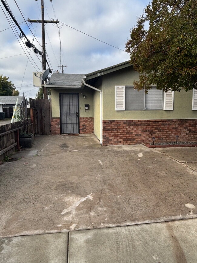344 Davitt Ave in Oakdale, CA - Building Photo - Building Photo